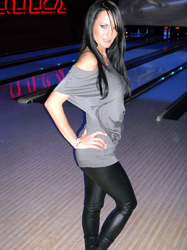 Alektra Makes Bowling Sexy at 2009 AEE Bowling Party