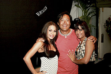 Wicked contract stars Kirsten Price and Carmen Hart with Simply Ming's Ming Tsai